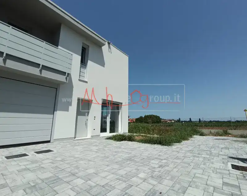 NUOVA PORZIONE DI VILLA A SCHIERA