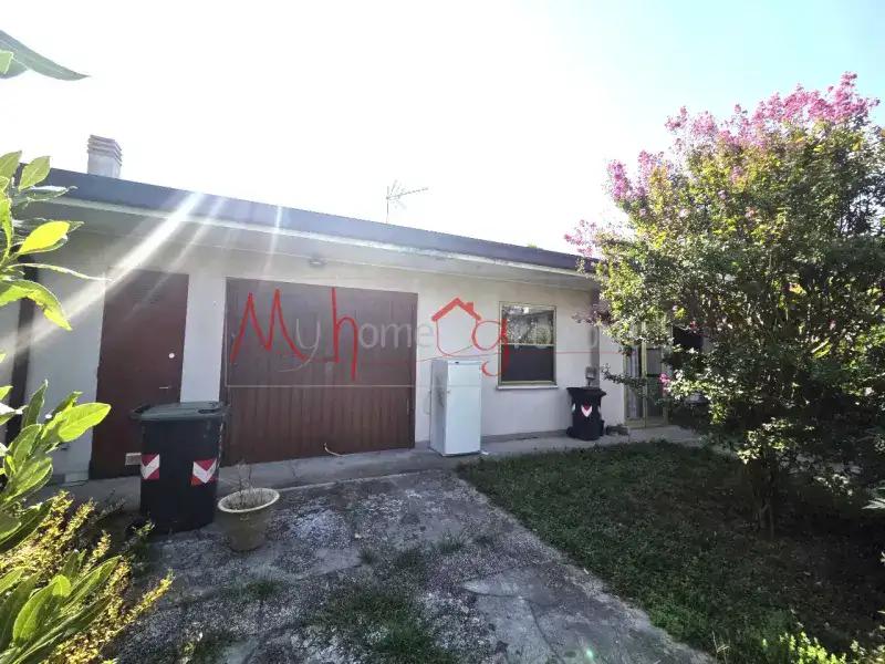 CASA SINGOLA SU UN UNICO PIANO, CON GIARDINO
