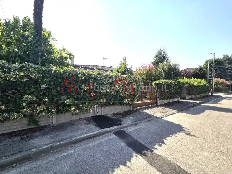 CASA SINGOLA SU UN UNICO PIANO, CON GIARDINO