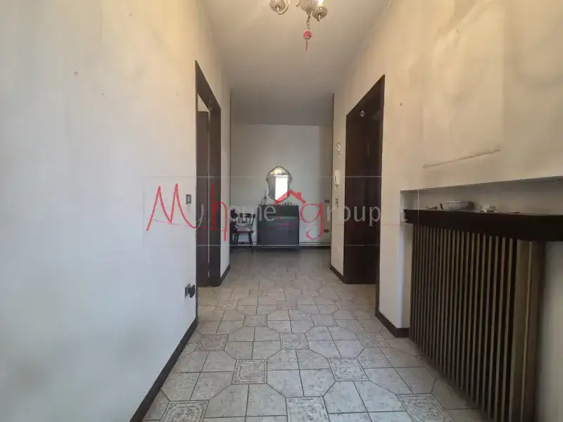 CASA SINGOLA SU UN UNICO PIANO, CON GIARDINO