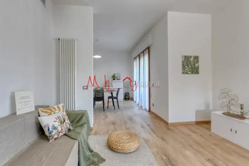 Villa su due livelli con giardino privato – Zona giorno e notte su unico piano