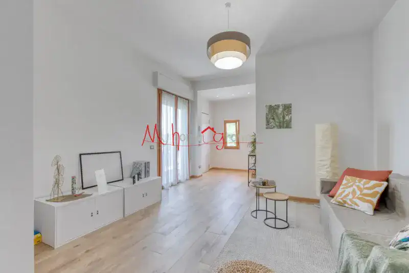 Villa su due livelli con giardino privato – Zona giorno e notte su unico piano