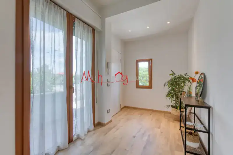 Villa su due livelli con giardino privato – Zona giorno e notte su unico piano