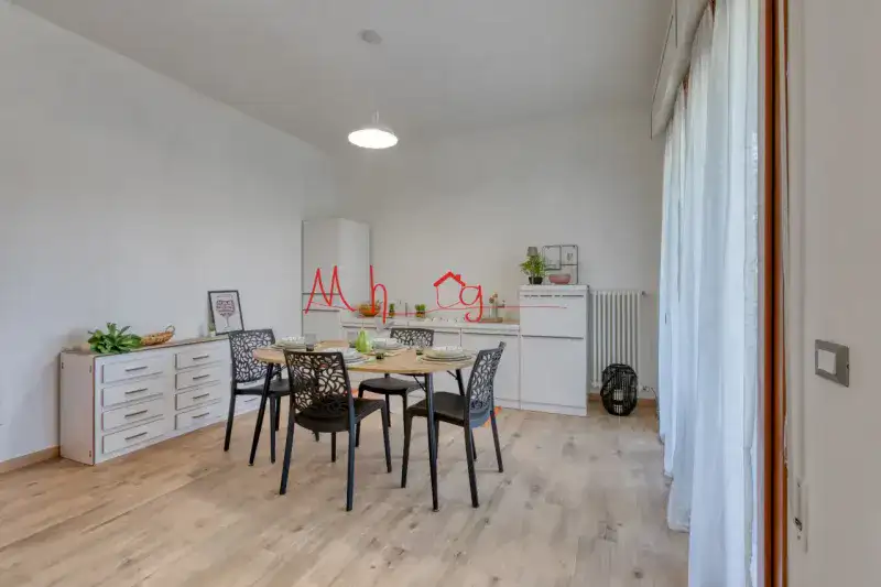 Villa su due livelli con giardino privato – Zona giorno e notte su unico piano