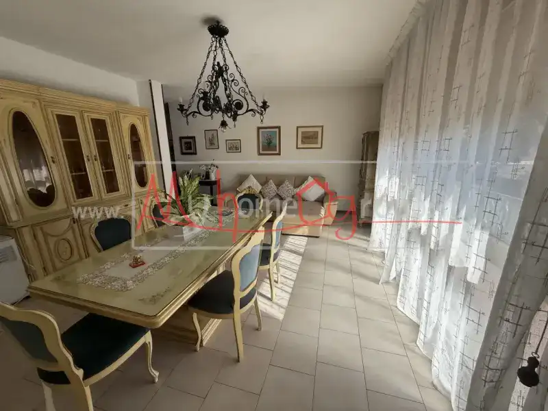 AMPIO APPARTAMENTO CON 3 CAMERE E GARAGE DI 30 MQ