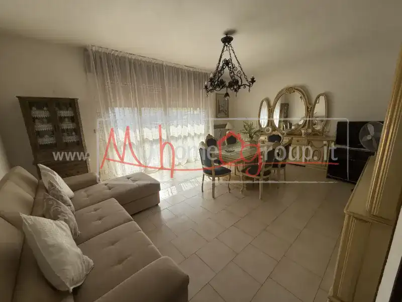 AMPIO APPARTAMENTO CON 3 CAMERE E GARAGE DI 30 MQ