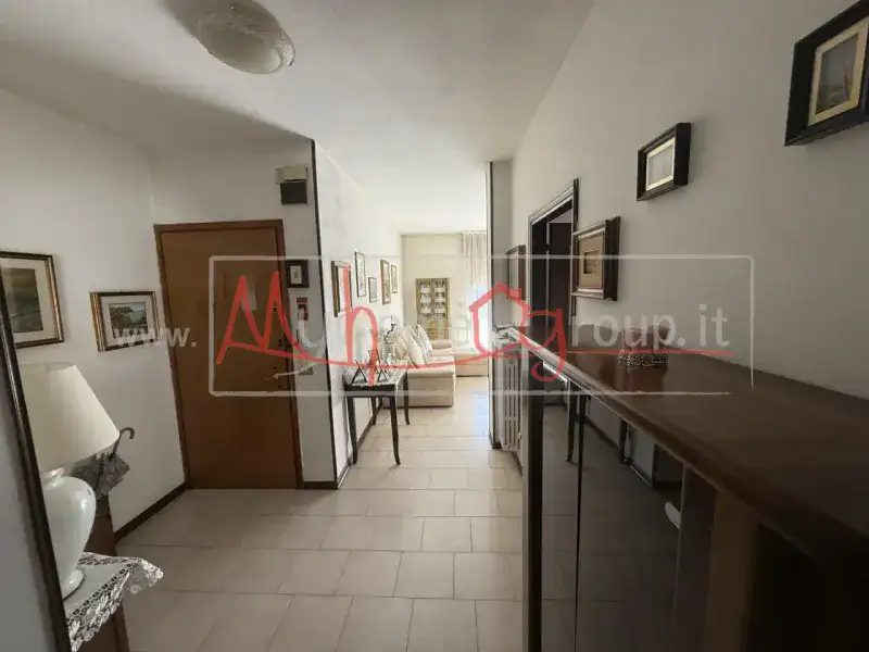 AMPIO APPARTAMENTO CON 3 CAMERE E GARAGE DI 30 MQ