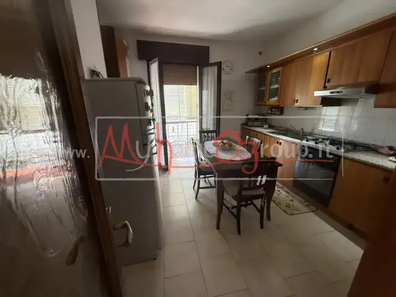 AMPIO APPARTAMENTO CON 3 CAMERE E GARAGE DI 30 MQ
