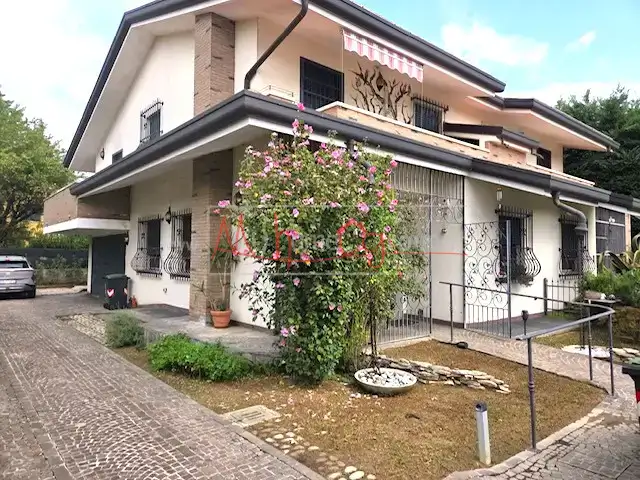 PORZIONE DI BIFAMILIARE CON ASCENSORE