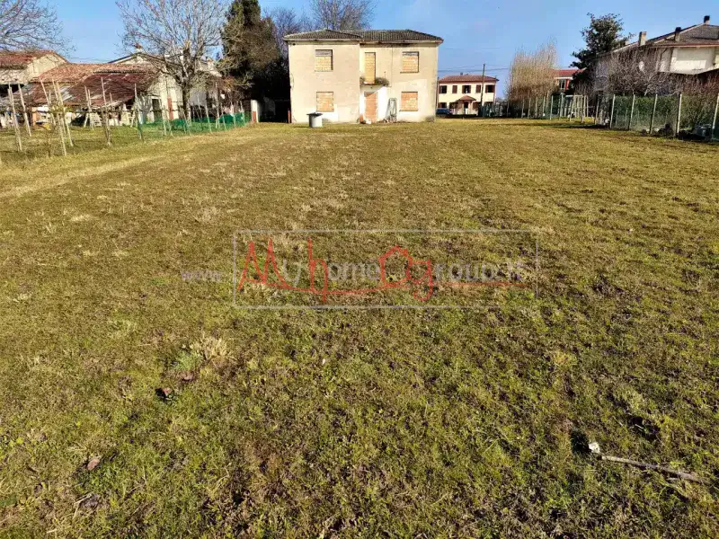 CASA SINGOLA CON 2000 MQ. DI GIARDINO