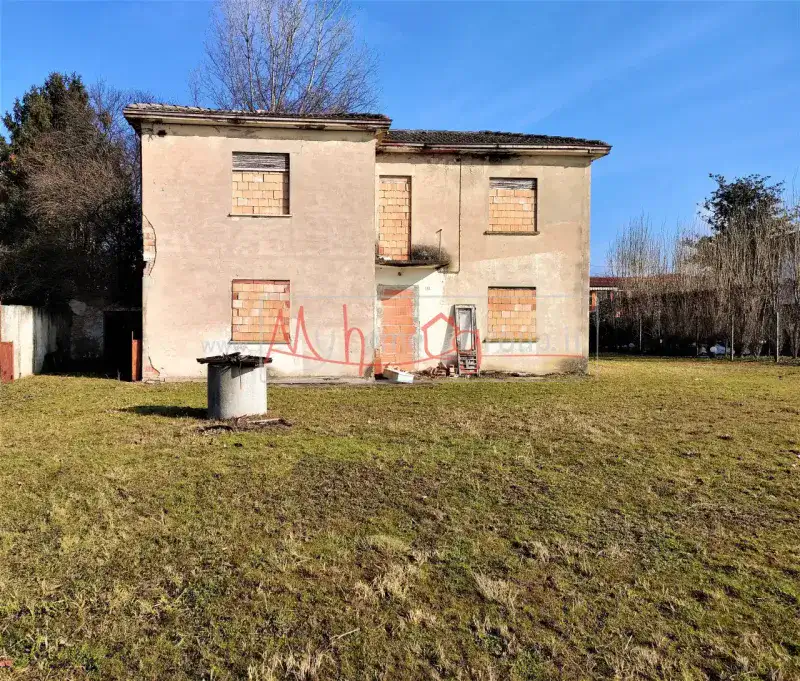 CASA SINGOLA CON 2000 MQ. DI GIARDINO