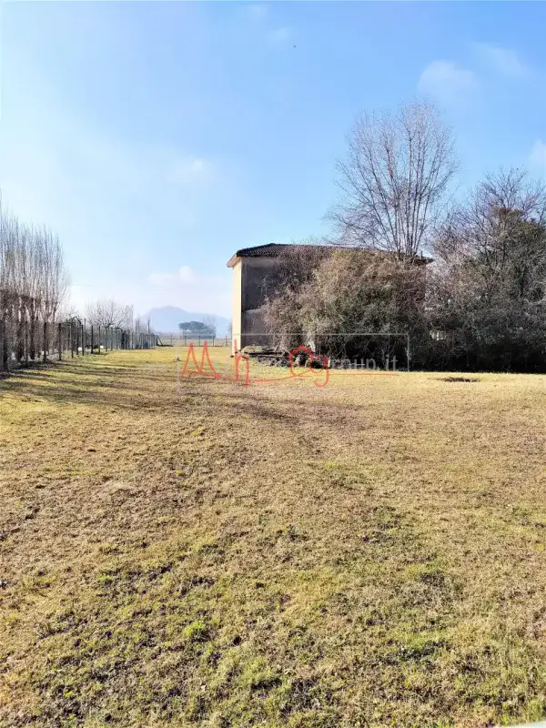 CASA SINGOLA CON 2000 MQ. DI GIARDINO