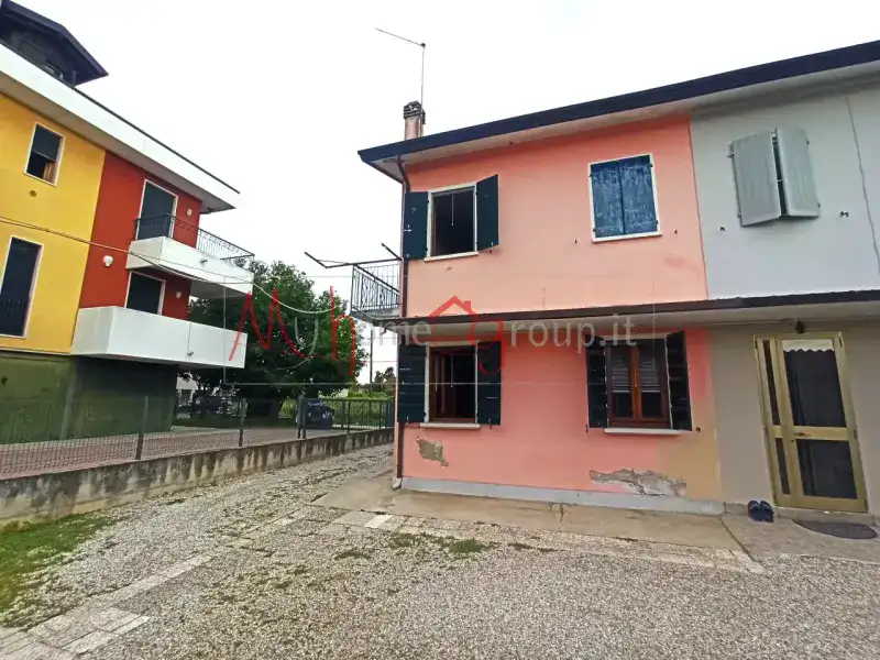 PORZIONE DI BIFAMILIARE CON GIARDINO