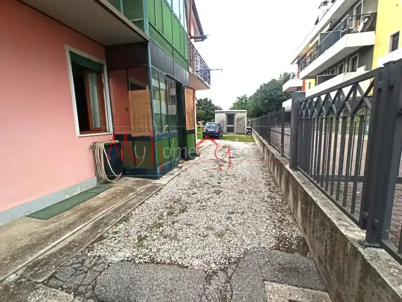 PORZIONE DI BIFAMILIARE CON GIARDINO