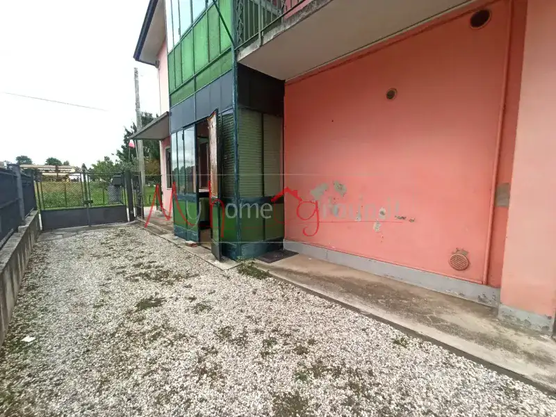 PORZIONE DI BIFAMILIARE CON GIARDINO