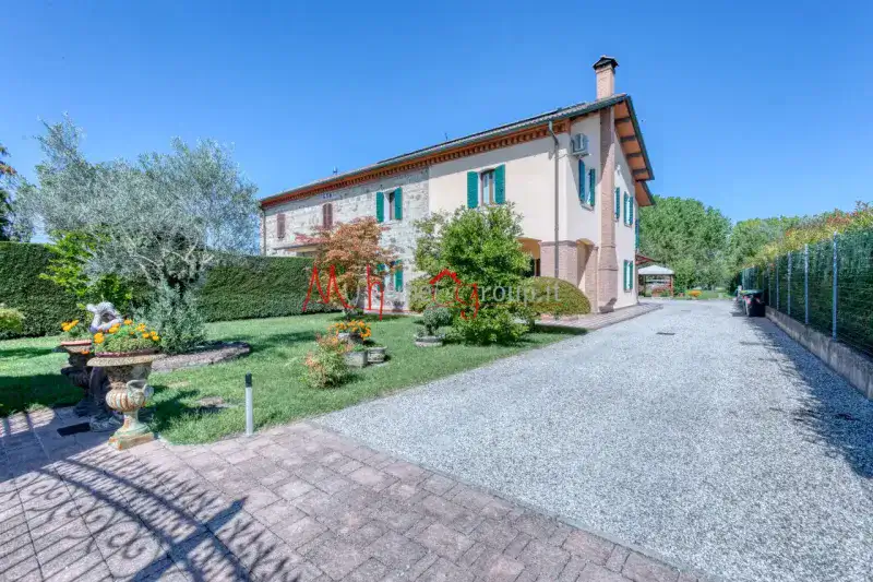 PORZIONE DI BIFAMILIARE CON AMPIO GIARDINO