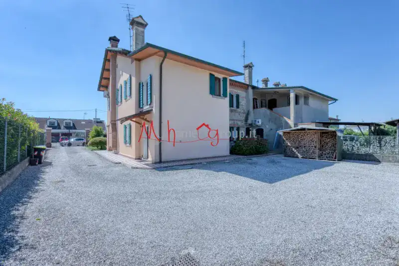 PORZIONE DI BIFAMILIARE CON AMPIO GIARDINO