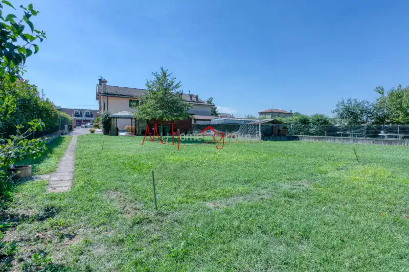 PORZIONE DI BIFAMILIARE CON AMPIO GIARDINO