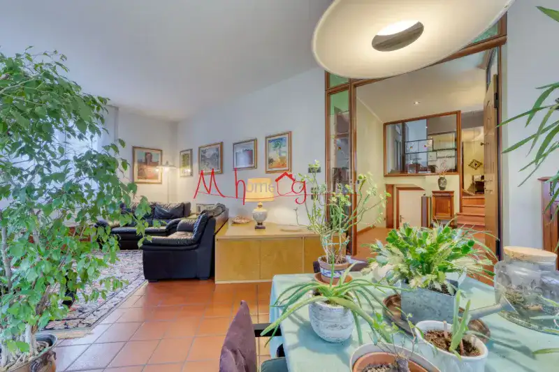 TRIFAMILIARE DI TESTA DAGLI AMPI SPAZI CON GIARDINO