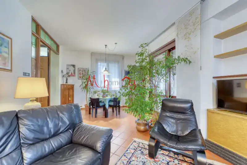TRIFAMILIARE DI TESTA DAGLI AMPI SPAZI CON GIARDINO