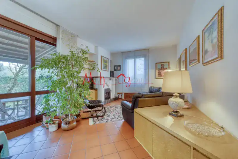 TRIFAMILIARE DI TESTA DAGLI AMPI SPAZI CON GIARDINO