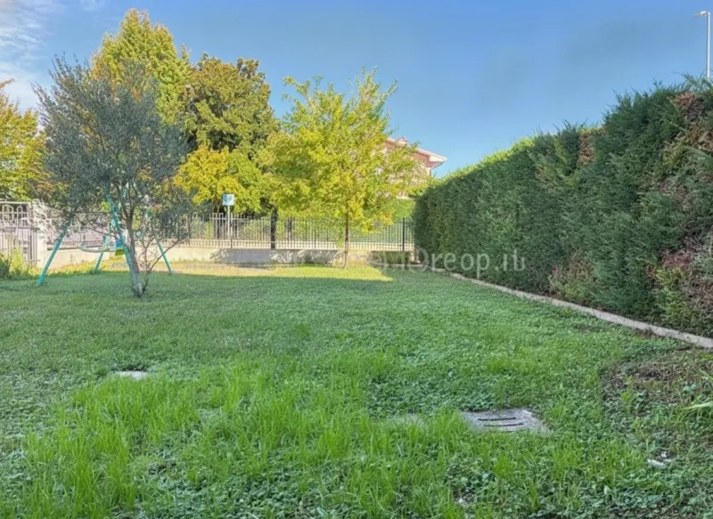TRILOCALE CON AMPIO GIARDINO