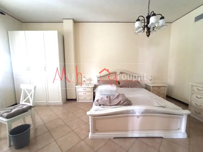 STANZA MATRIMONIALE, IN CASA BIFAMILIARE