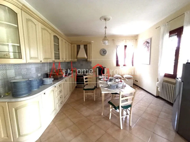 STANZA MATRIMONIALE, IN CASA BIFAMILIARE