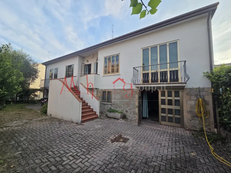CASA BIFAMILIARE, IN VENDITA INTERA