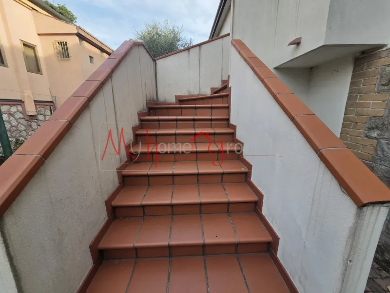 CASA BIFAMILIARE, IN VENDITA INTERA