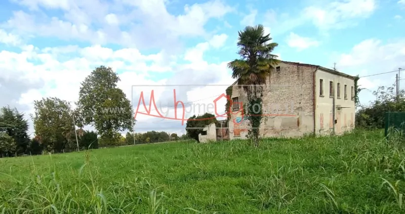 DA RISTRUTTURARE CON 2000 MQ. DI GIARDINO