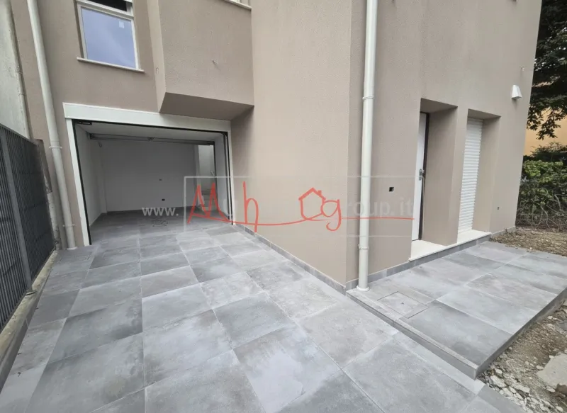 ELEGANTE PORZIONE DI BIFAMILIARE