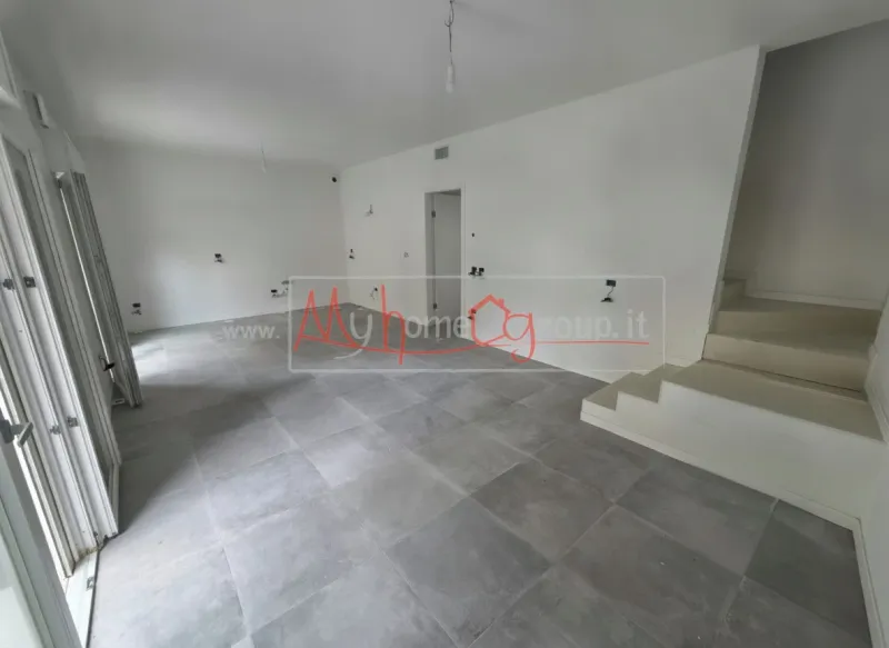 ELEGANTE PORZIONE DI BIFAMILIARE
