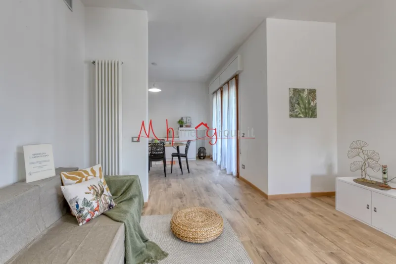 Villa su due livelli con giardino privato – Zona giorno e notte su unico piano