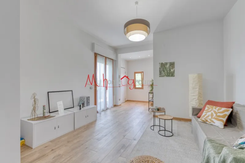 Villa su due livelli con giardino privato – Zona giorno e notte su unico piano